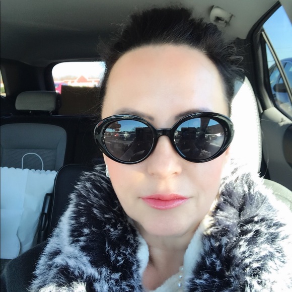 Meet your Posher, Elizabeth - Picture 2 of 8